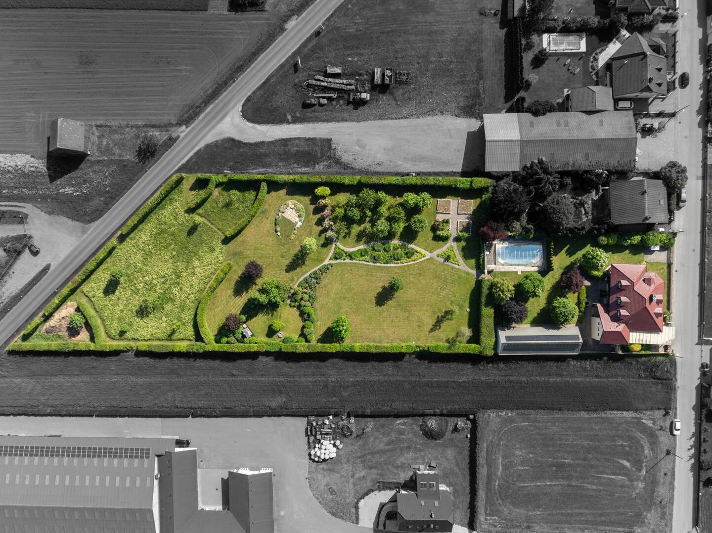 Exklusives Einfamilienhaus in Kronberg – 366m² Wohnfläche, 6 Zimmer, fast 8.000m² parkähnlicher Garten, Salzwasserpool, Golfsimulator, uvm!