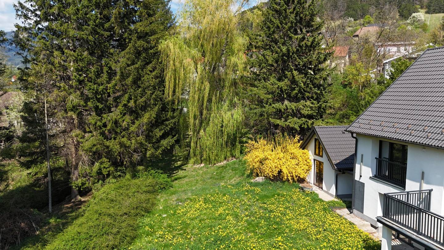 Großzügiges Familienhaus mit parkähnlichem Grundstück und Bachlage