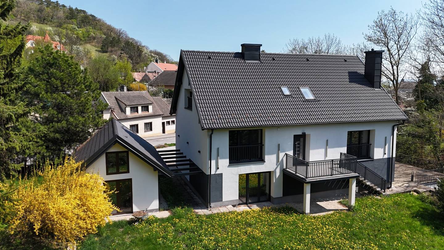 Großzügiges Familienhaus mit parkähnlichem Grundstück und Bachlage