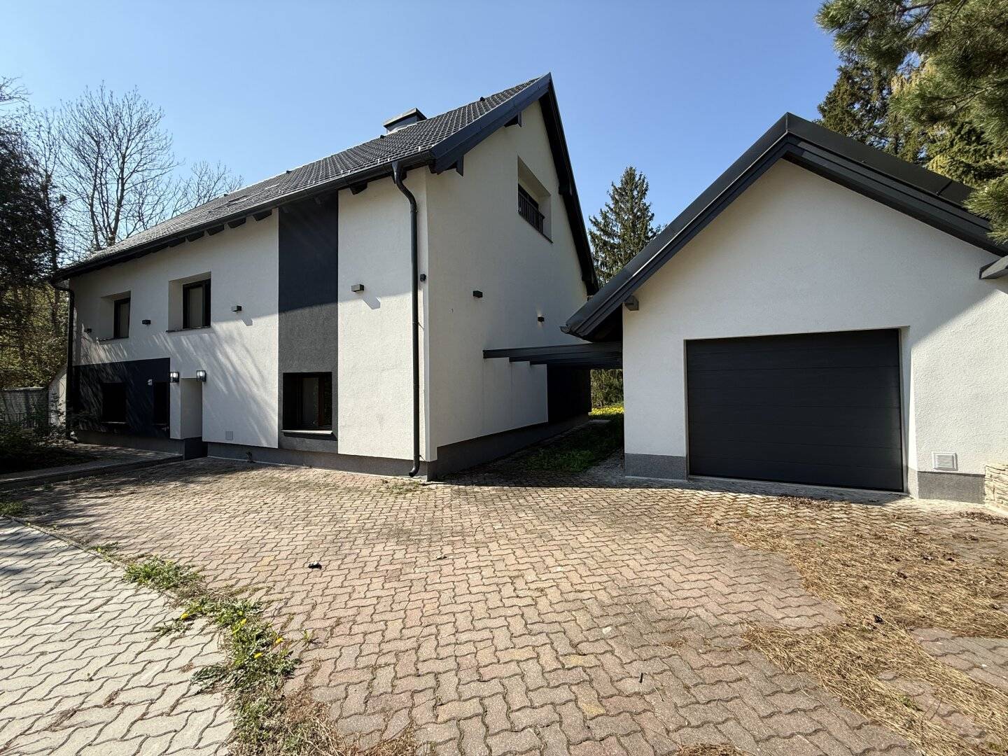 Großzügiges Familienhaus mit parkähnlichem Grundstück und Bachlage
