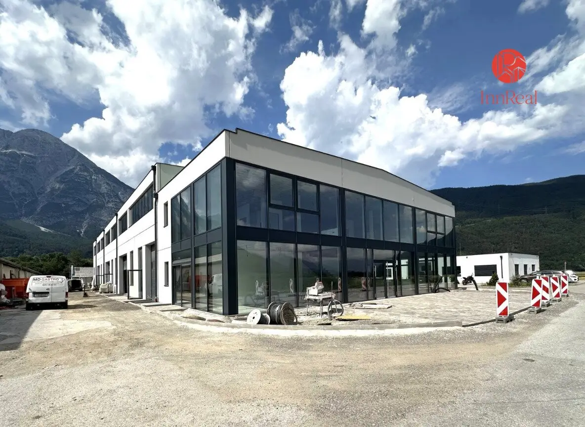 ERSTBEZUG: HOCHWERTIGE GEWERBEFLÄCHEN MIT SHOWROOM, HALLEN UND BÜRO in Oberhofen im Inntal