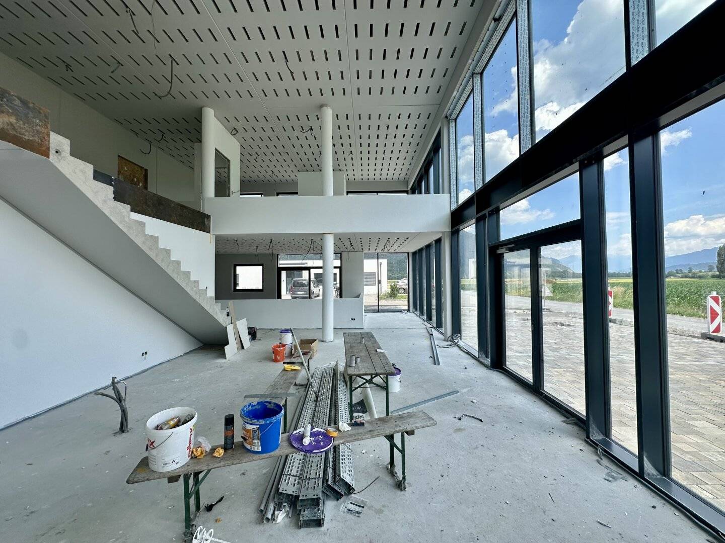 ERSTBEZUG: HOCHWERTIGE GEWERBEFLÄCHEN MIT SHOWROOM, HALLEN UND BÜRO