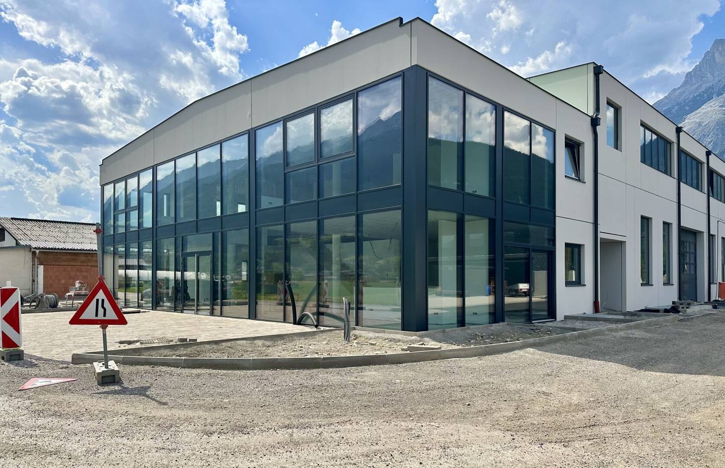 ERSTBEZUG: HOCHWERTIGE GEWERBEFLÄCHEN MIT SHOWROOM, HALLEN UND BÜRO