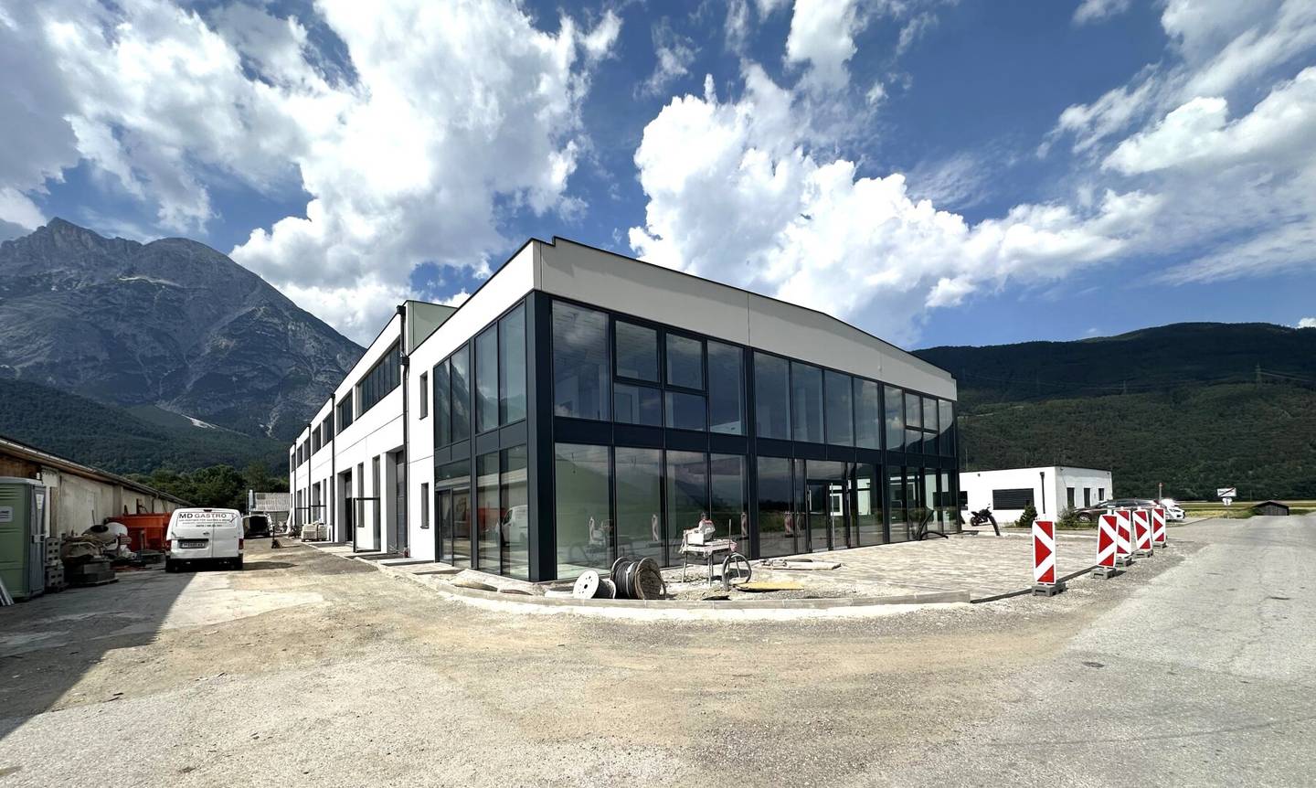 ERSTBEZUG: HOCHWERTIGE GEWERBEFLÄCHEN MIT SHOWROOM, HALLEN UND BÜRO