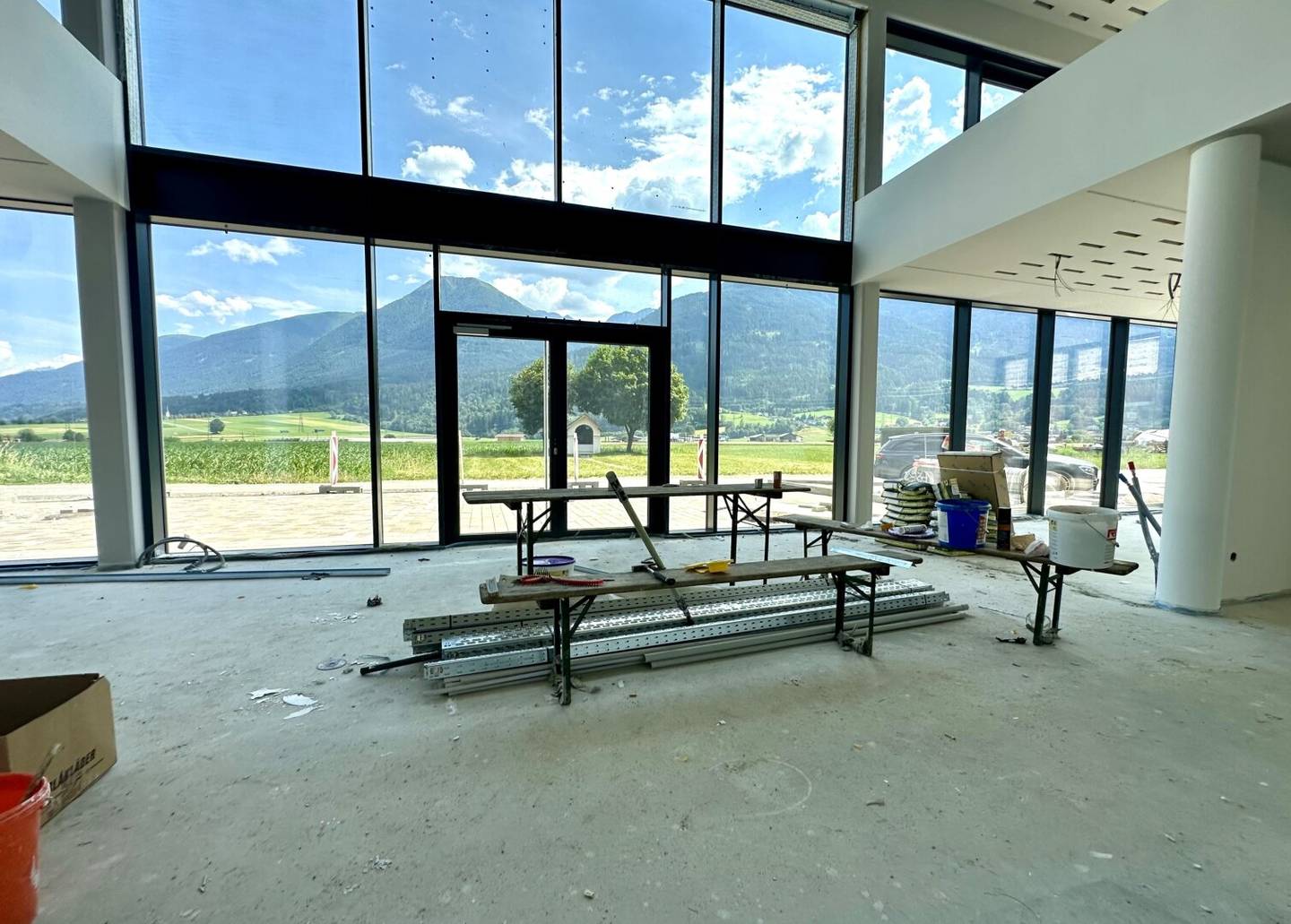ERSTBEZUG: HOCHWERTIGE GEWERBEFLÄCHEN MIT SHOWROOM, HALLEN UND BÜRO
