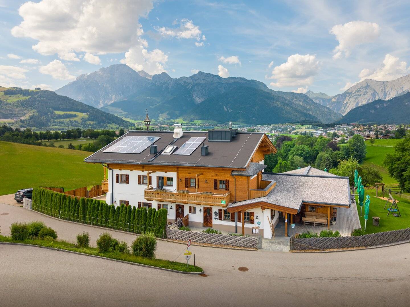 Einzigartiges Bauernhaus über dem Ritzensee – Pferdehaltung, verpachtete Gastronomie & Apartmentvermietung in bester Aussichtslage