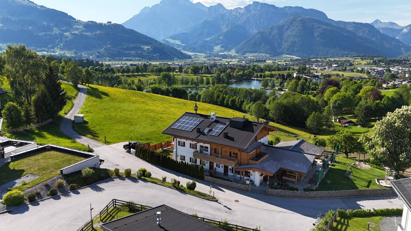 Einzigartiges Bauernhaus über dem Ritzensee – Pferdehaltung, verpachtete Gastronomie & Apartmentvermietung in bester Aussichtslage