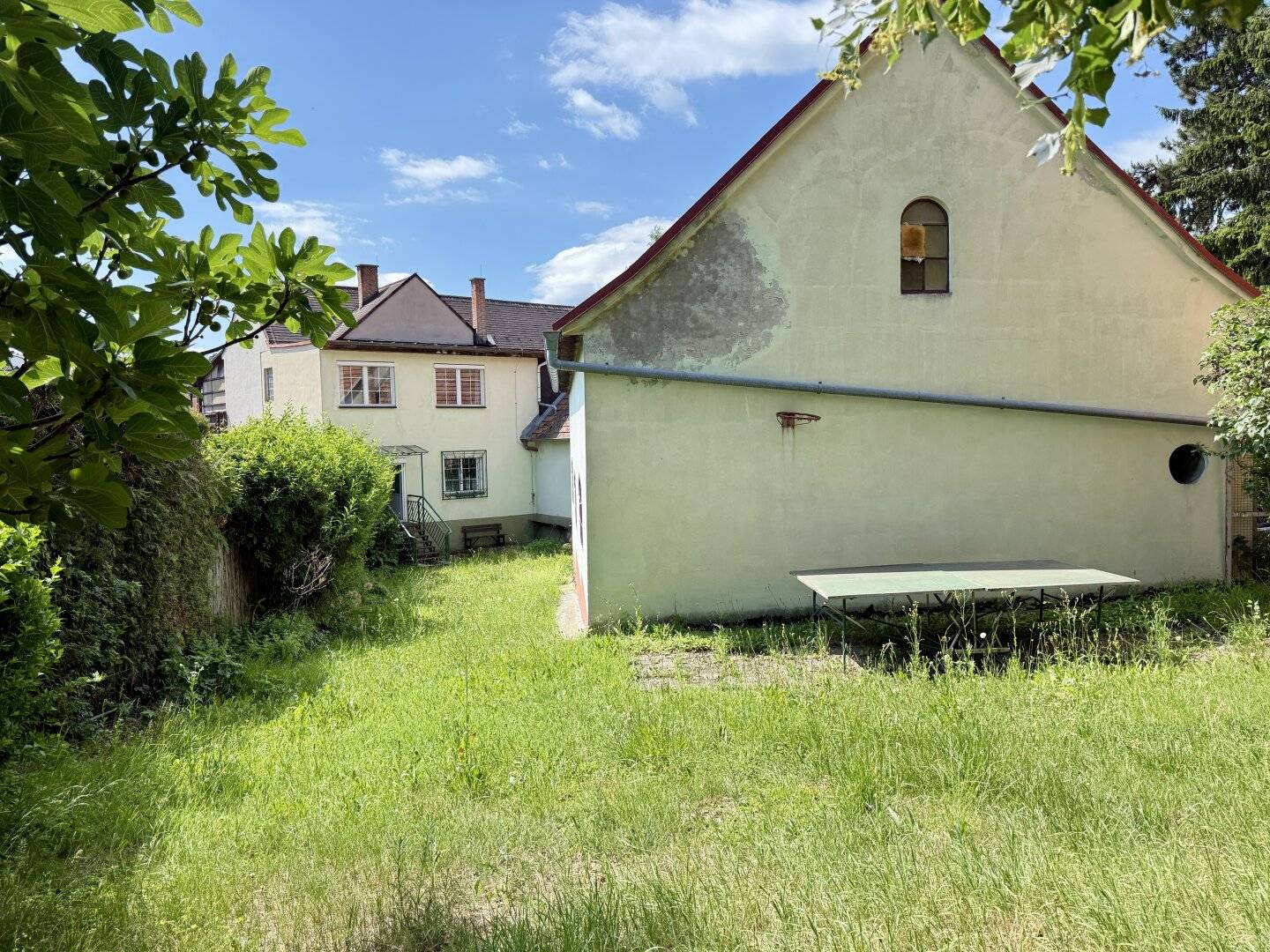 Ein Platz für große Träume: Haus mit großem Grundstück, Waldstück & Lagerhalle in Wiesen