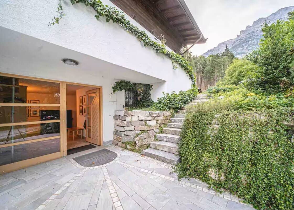 „Zweifamilienhaus in Leogang: Die ideale Kombination aus Eigenheim und touristischer Privatzimmervermietung.“