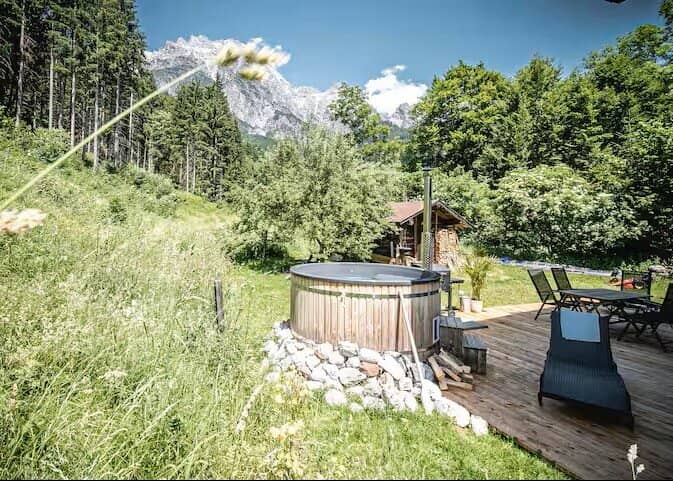 „Zweifamilienhaus in Leogang: Die ideale Kombination aus Eigenheim und touristischer Privatzimmervermietung.“