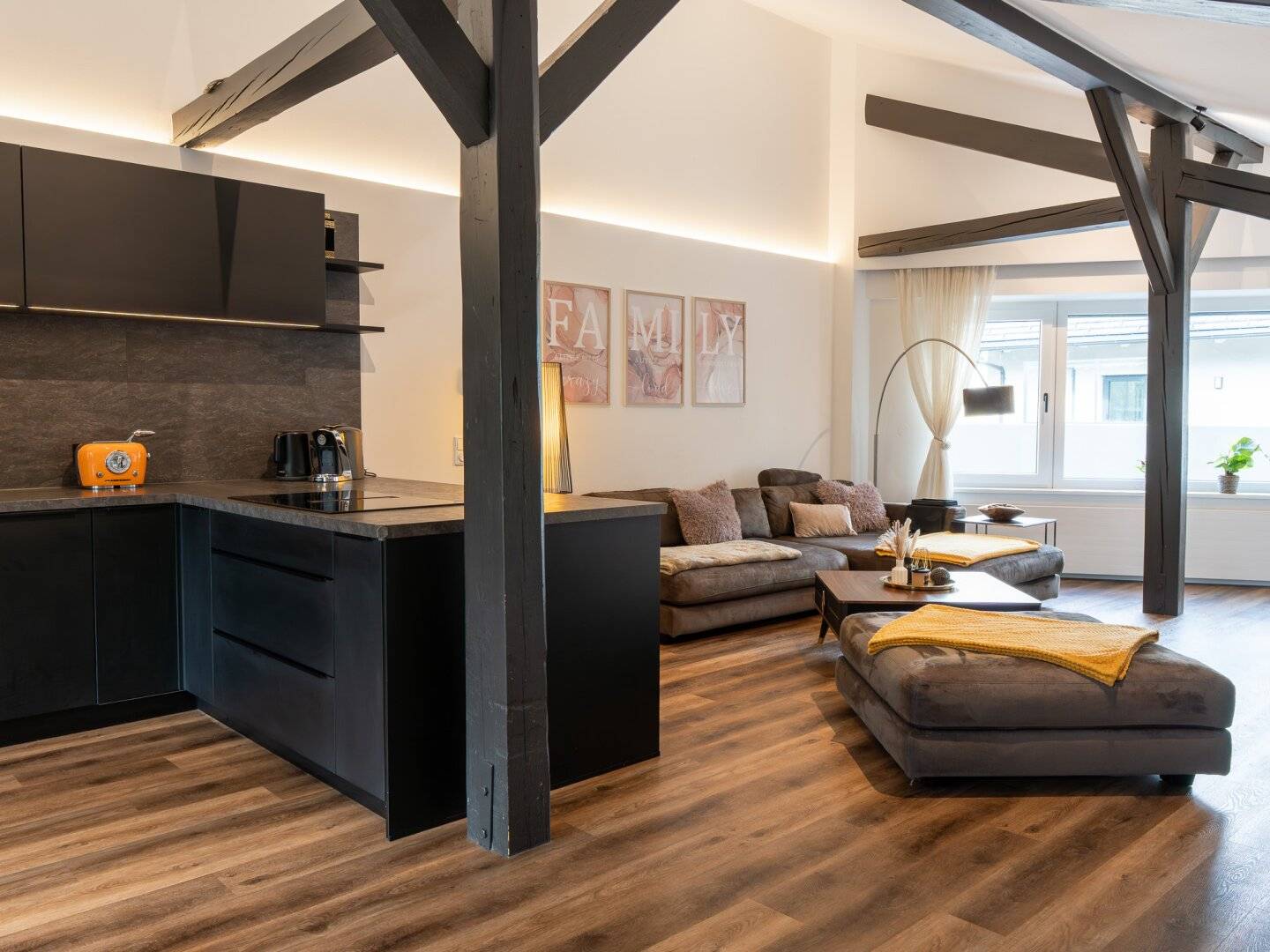 Attraktive Dachgeschosswohnung mit sonniger Terrasse und zusätzlicher, separat zugänglicher Wohneinheit mit Vermietungspotenzial.
