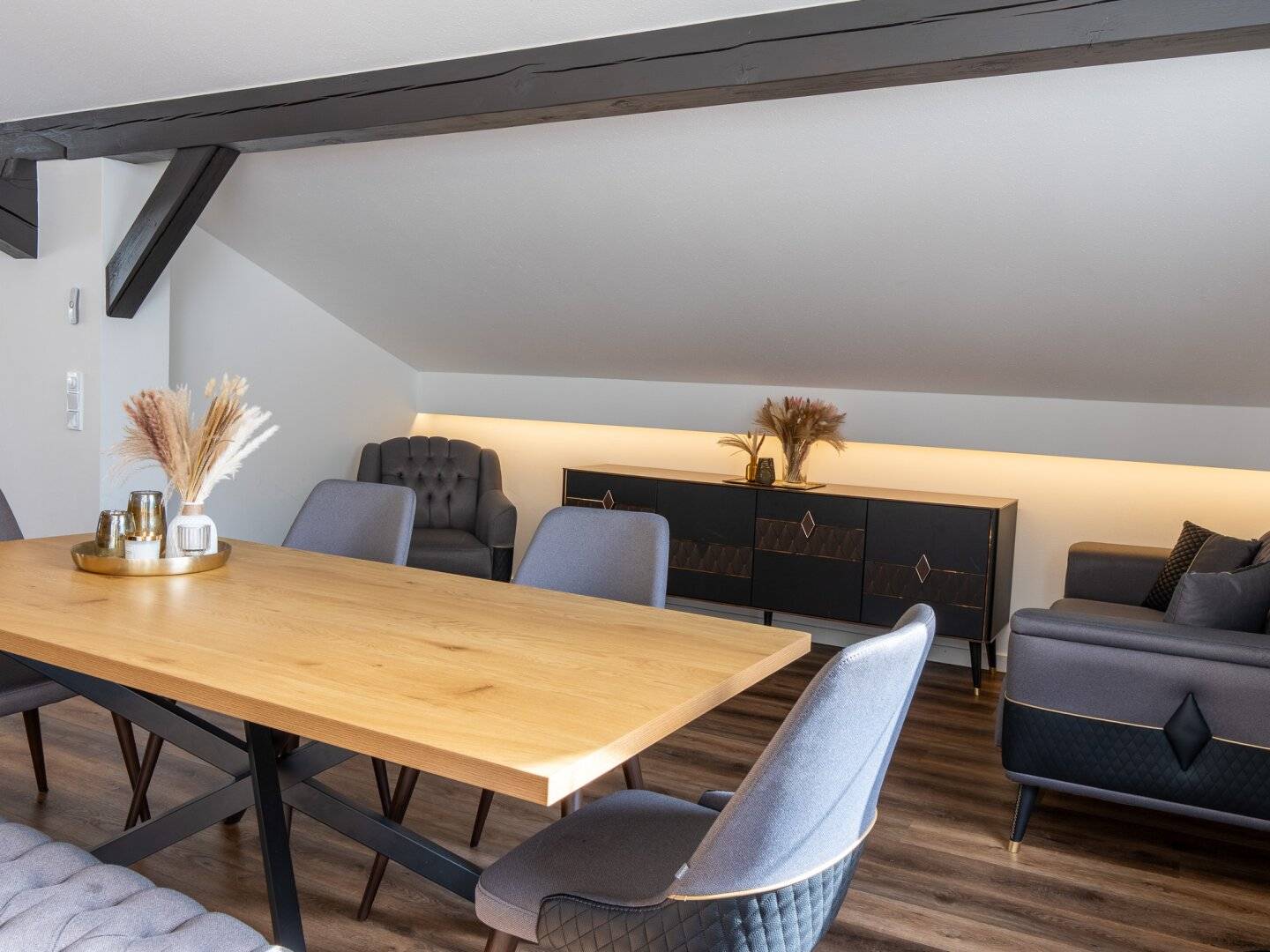 Attraktive Dachgeschosswohnung mit sonniger Terrasse und zusätzlicher, separat zugänglicher Wohneinheit mit Vermietungspotenzial.