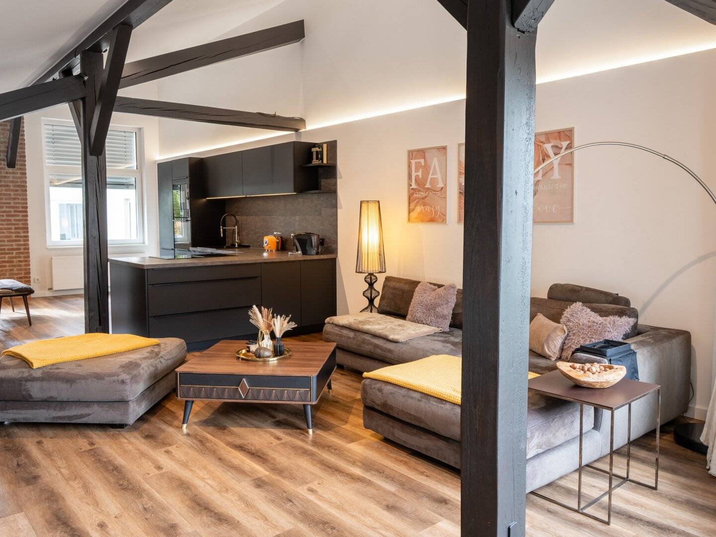 Attraktive Dachgeschosswohnung mit sonniger Terrasse und zusätzlicher, separat zugänglicher Wohneinheit mit Vermietungspotenzial.
