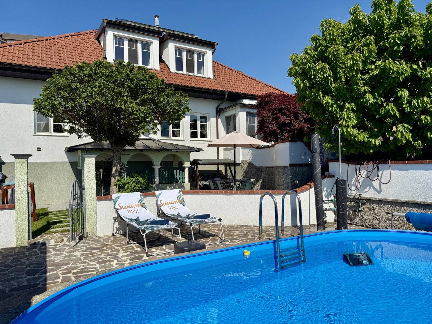 Hollywood Hills Flair – exklusives Ein- oder Zweifamilienhaus mit Panoramablick, Pool, Whirlpool und 4 Garagenplätzen