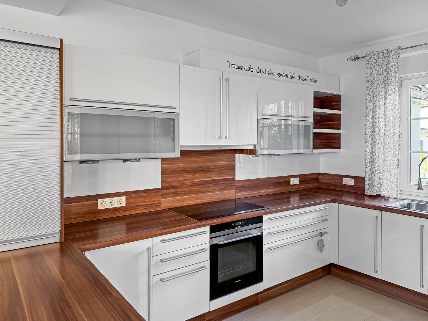 Hollywood Hills Flair – exklusives Ein- oder Zweifamilienhaus mit Panoramablick, Pool, Whirlpool und 4 Garagenplätzen