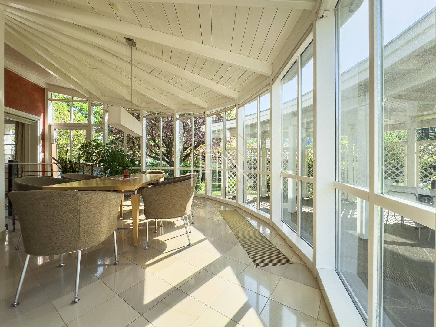 Moderne Villa mit traumhaftem Garten, Pool, Sauna, uvm.
