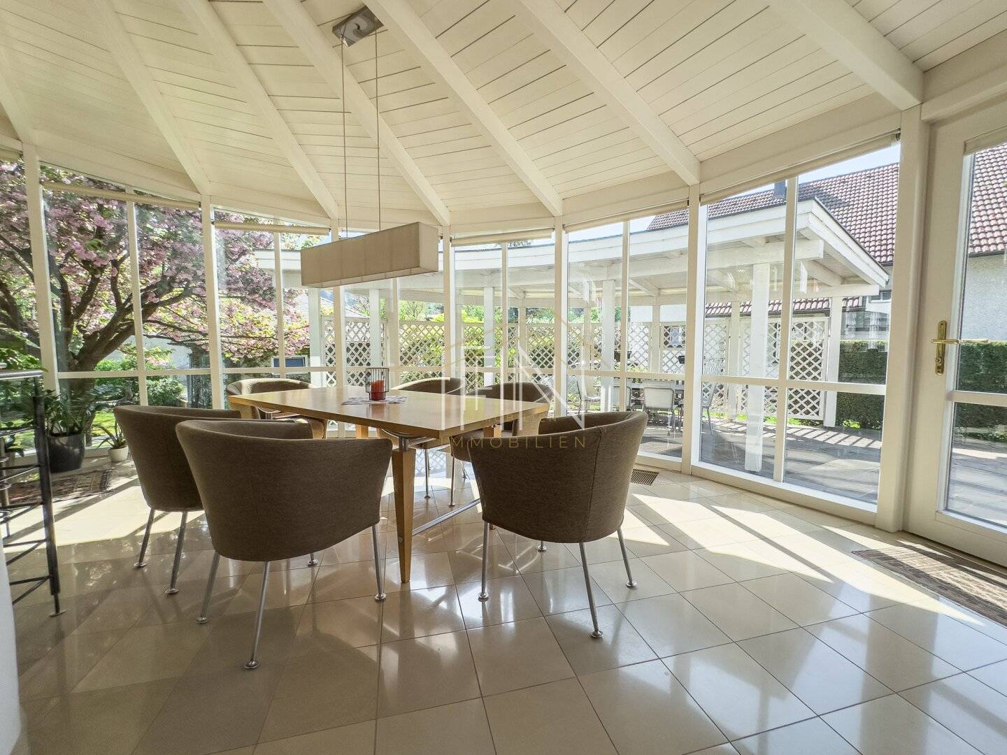 Moderne Villa mit traumhaftem Garten, Pool, Sauna, uvm.