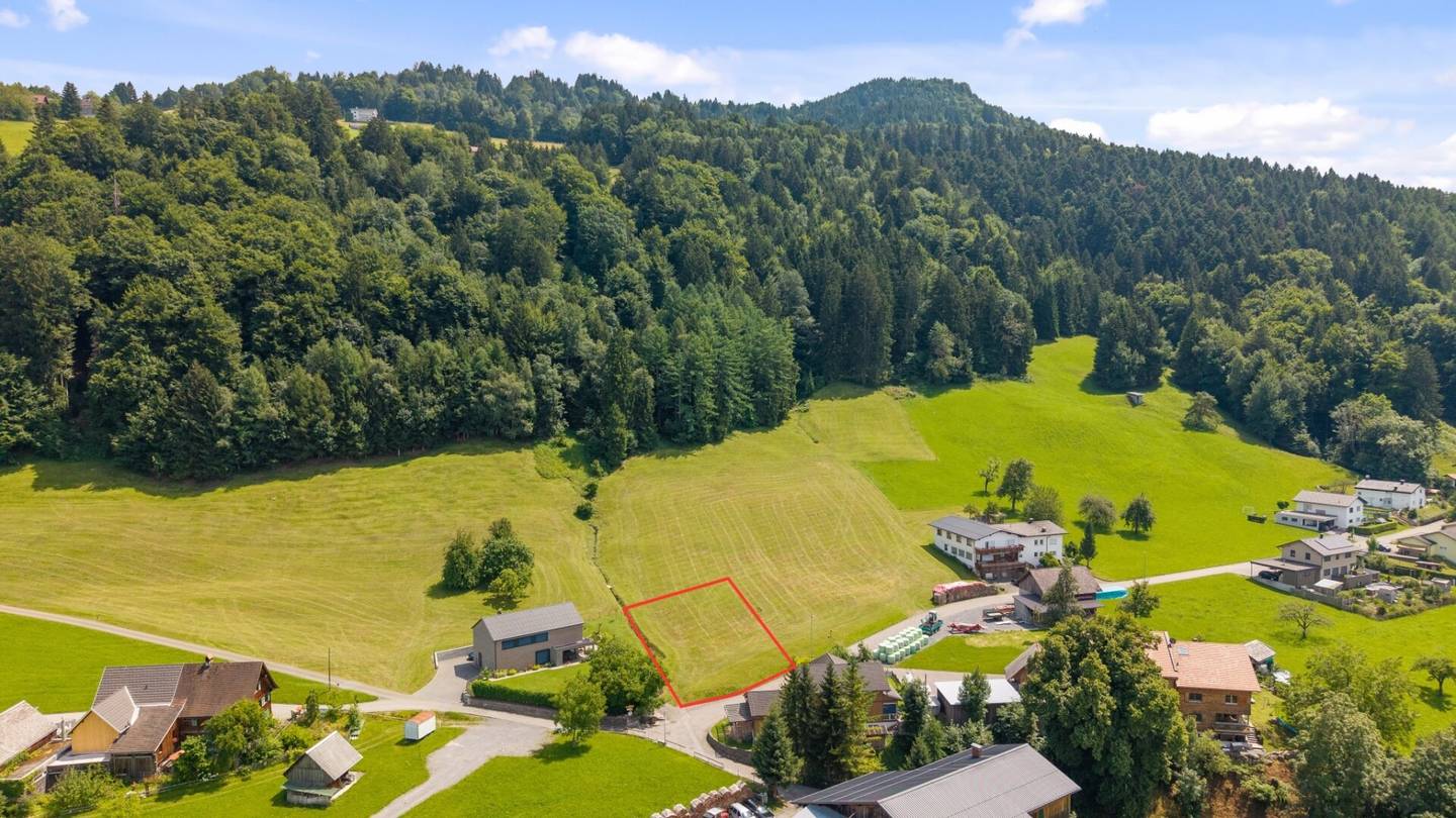 Idyllisches Baugrundstück in Zwischenwasser mit atemberaubendem Bergblick!