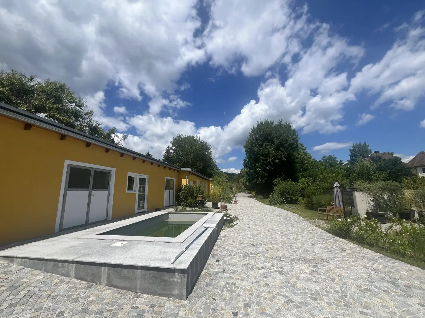 Wohnen Sie noch oder leben Sie schon? Überragende Liegenschaft im Bezirk Baden - Pool, Nebengebäude, landwirtschaftliche Flächen