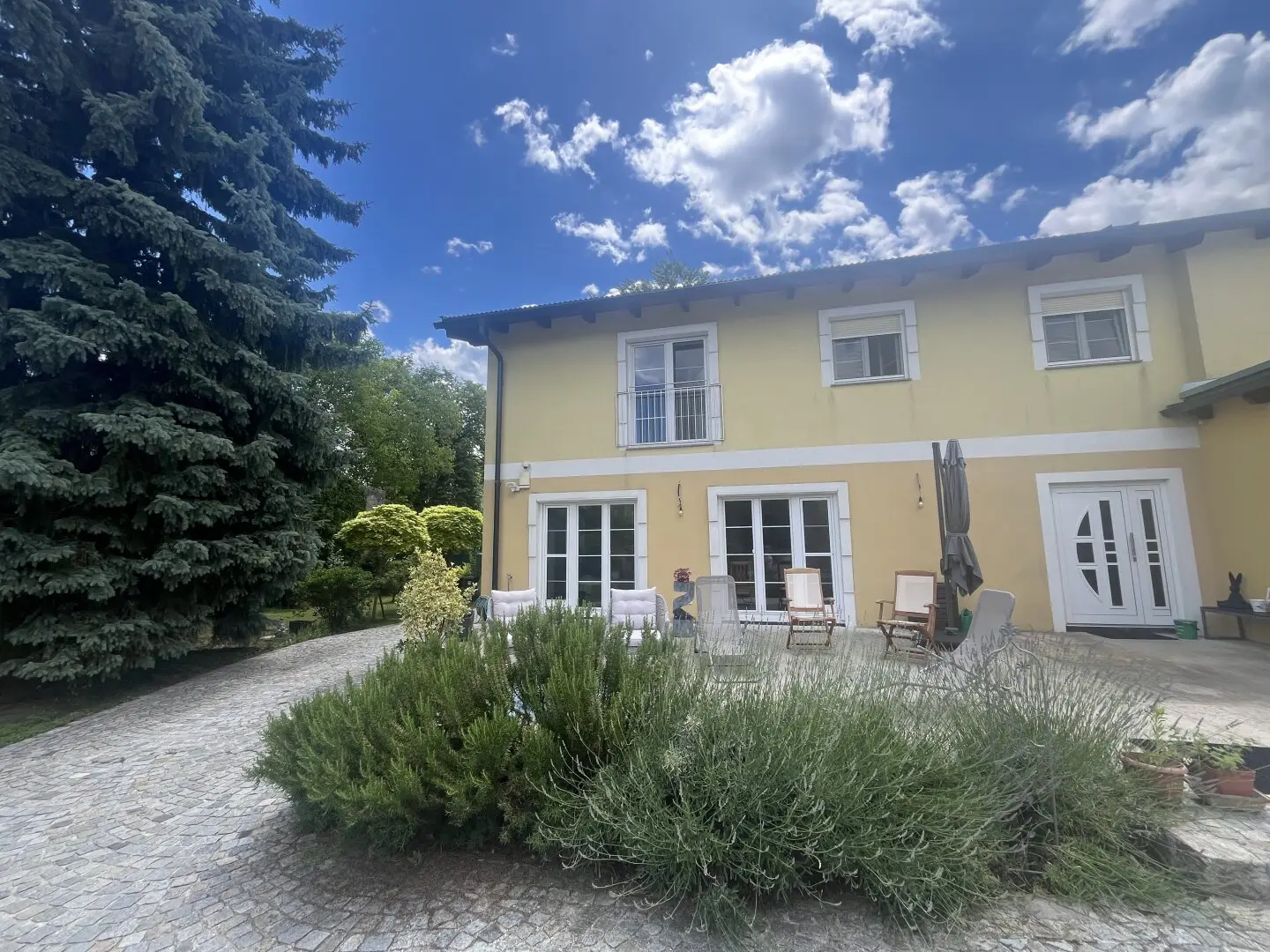 Wohnen Sie noch oder leben Sie schon? Überragende Liegenschaft im Bezirk Baden - Pool, Nebengebäude, landwirtschaftliche Flächen