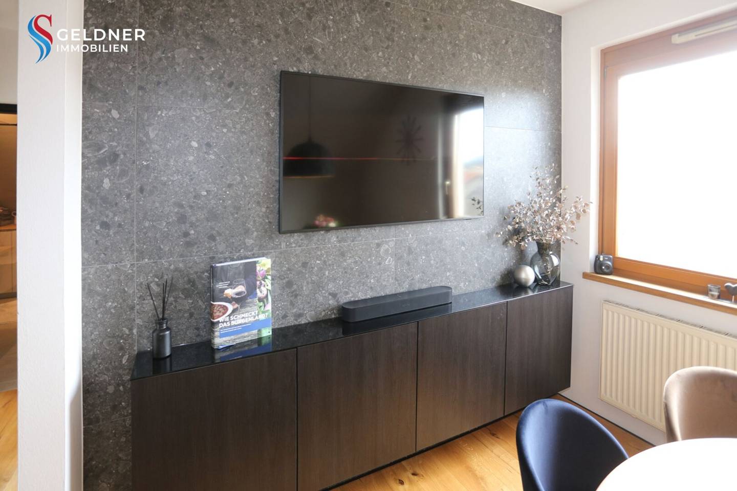 Charmante DG Wohnung , lichtdurchflutet– ruhige Lage - Parkplatz - sofort verfügbar!