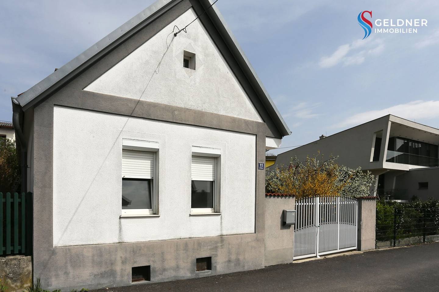 Altes Haus, 5 Zi, teilweise renoviert, Fenster & Türen erneuert, Dach neu eingedeckt, Carport