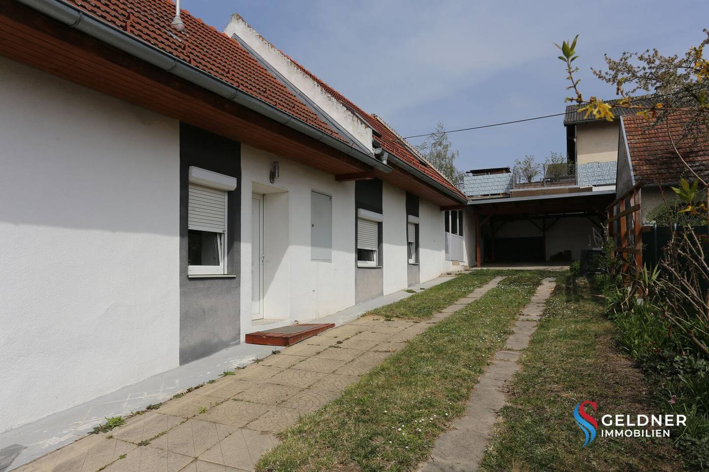Altes Haus, 5 Zi, teilweise renoviert, Fenster & Türen erneuert, Dach neu eingedeckt, Carport