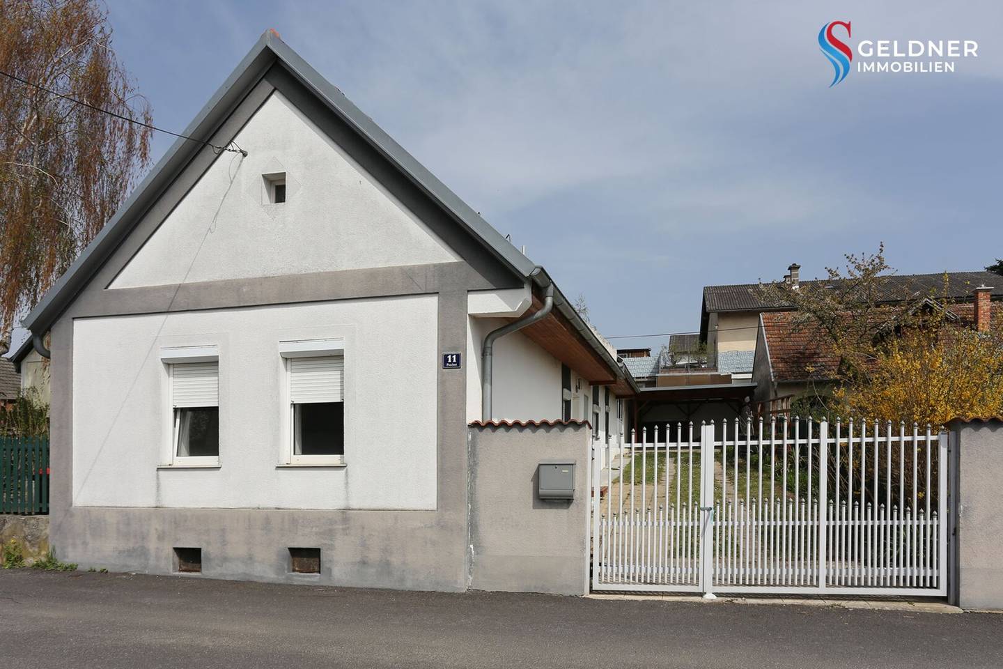 Altes Haus, 5 Zi, teilweise renoviert, Fenster & Türen erneuert, Dach neu eingedeckt, Carport