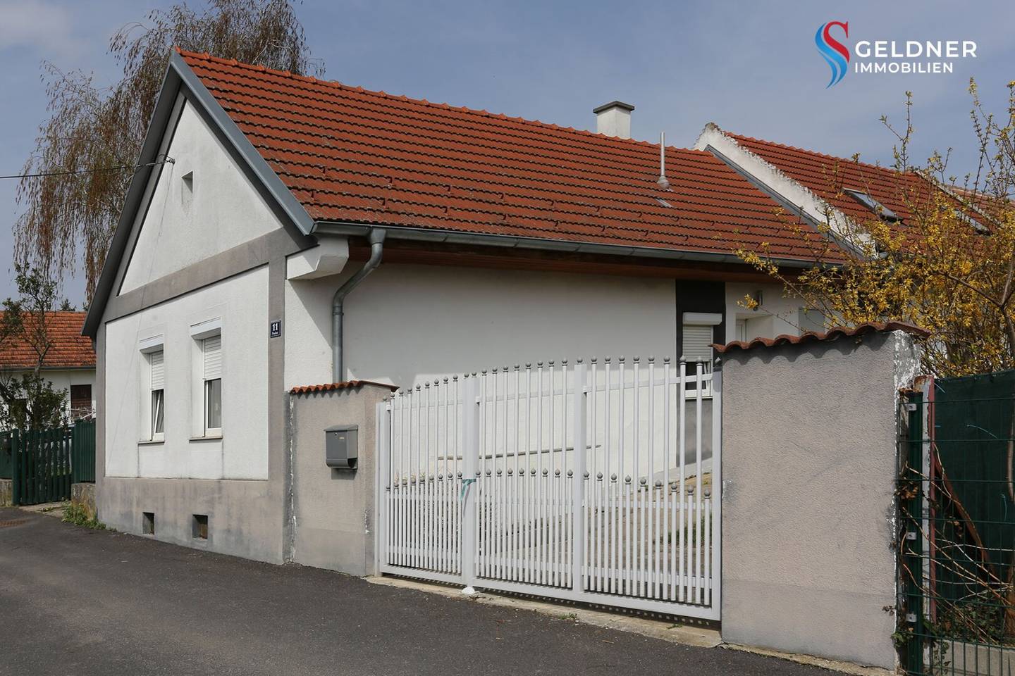 Altes Haus, 5 Zi, teilweise renoviert, Fenster & Türen erneuert, Dach neu eingedeckt, Carport