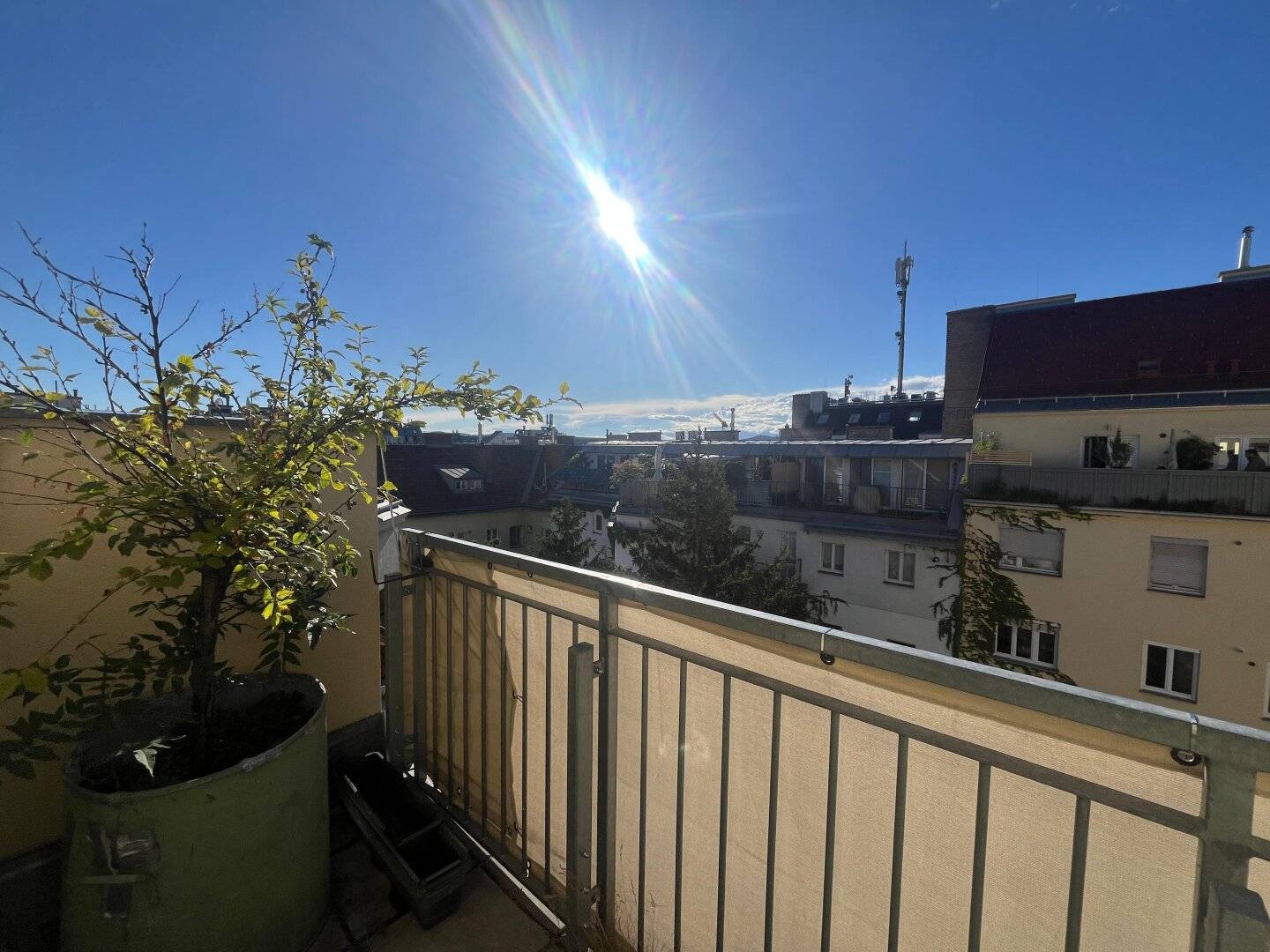 Anlegen oder selbst wohnen mitten in der Stadt! Dachgeschosswohnung mit 2 Terrassen im Trend-Bezirk Margareten in ruhiger Lage