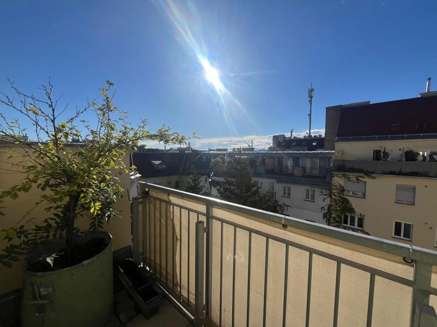 Anlegen oder selbst wohnen mitten in der Stadt! Dachgeschosswohnung mit 2 Terrassen im Trend-Bezirk Margareten in ruhiger Lage