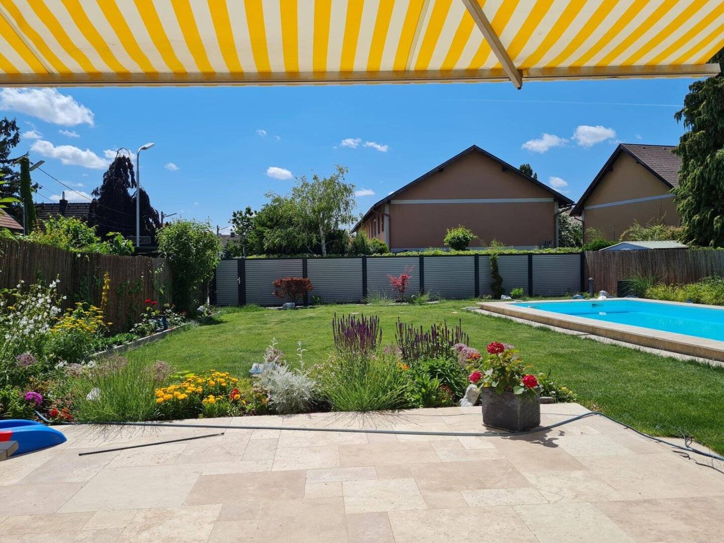 Traumhafte 4-Zimmer-Gartenwohnung mit Pool, Sauna und 530 m² Eigengarten