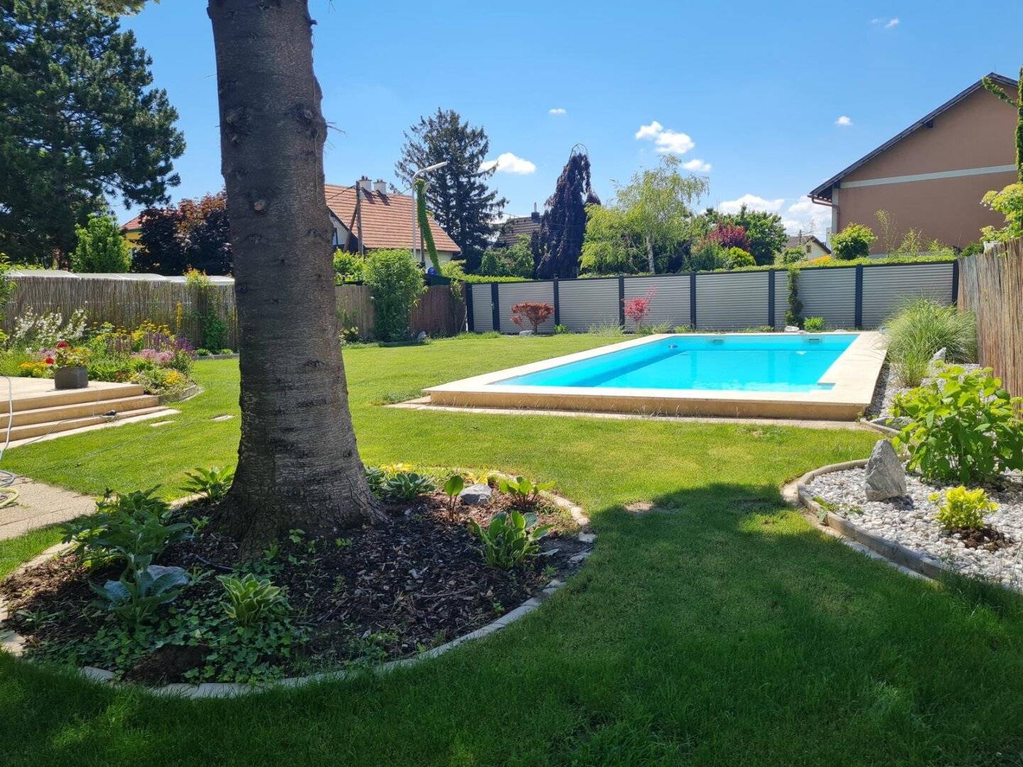 Traumhafte 4-Zimmer-Gartenwohnung mit Pool, Sauna und 530 m² Eigengarten