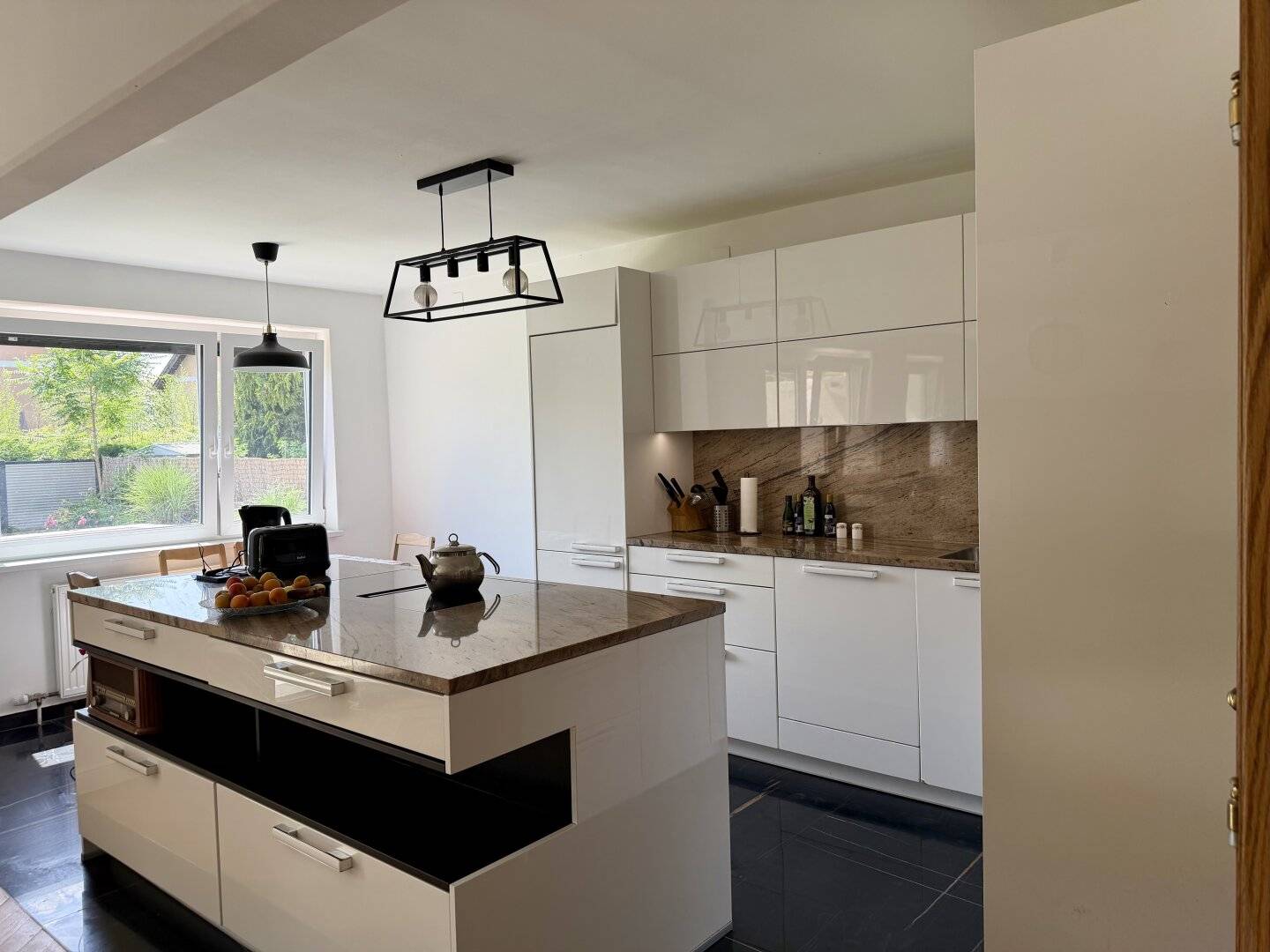 Traumhafte 4-Zimmer-Gartenwohnung mit Pool, Sauna und 530 m² Eigengarten