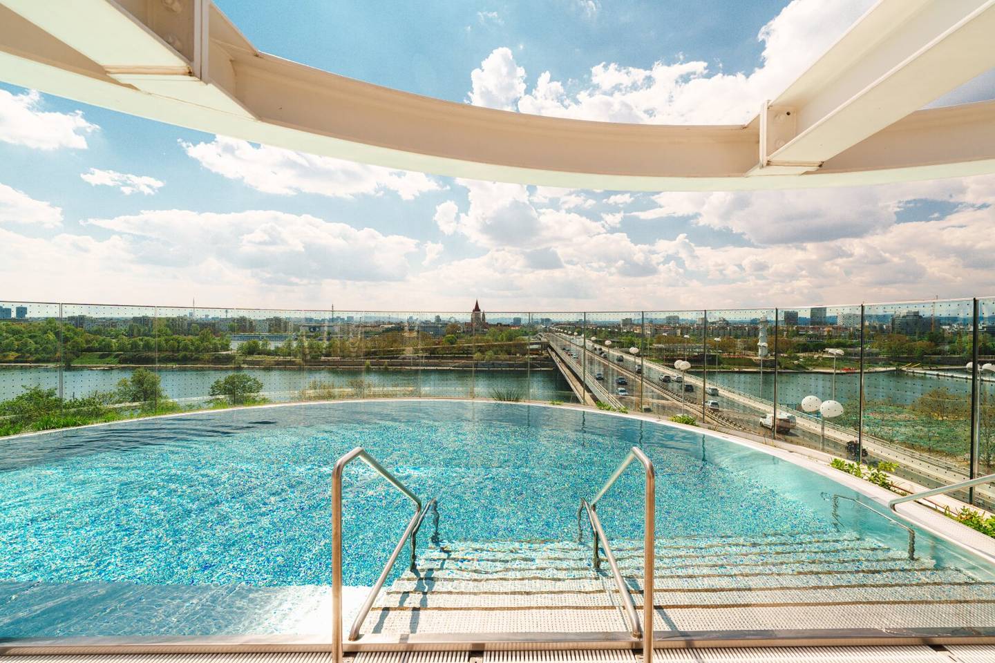 DANUBEFLATS I 15th Floor I 2-room apartment furnished I View Kahlenberg I Pool and SPA
