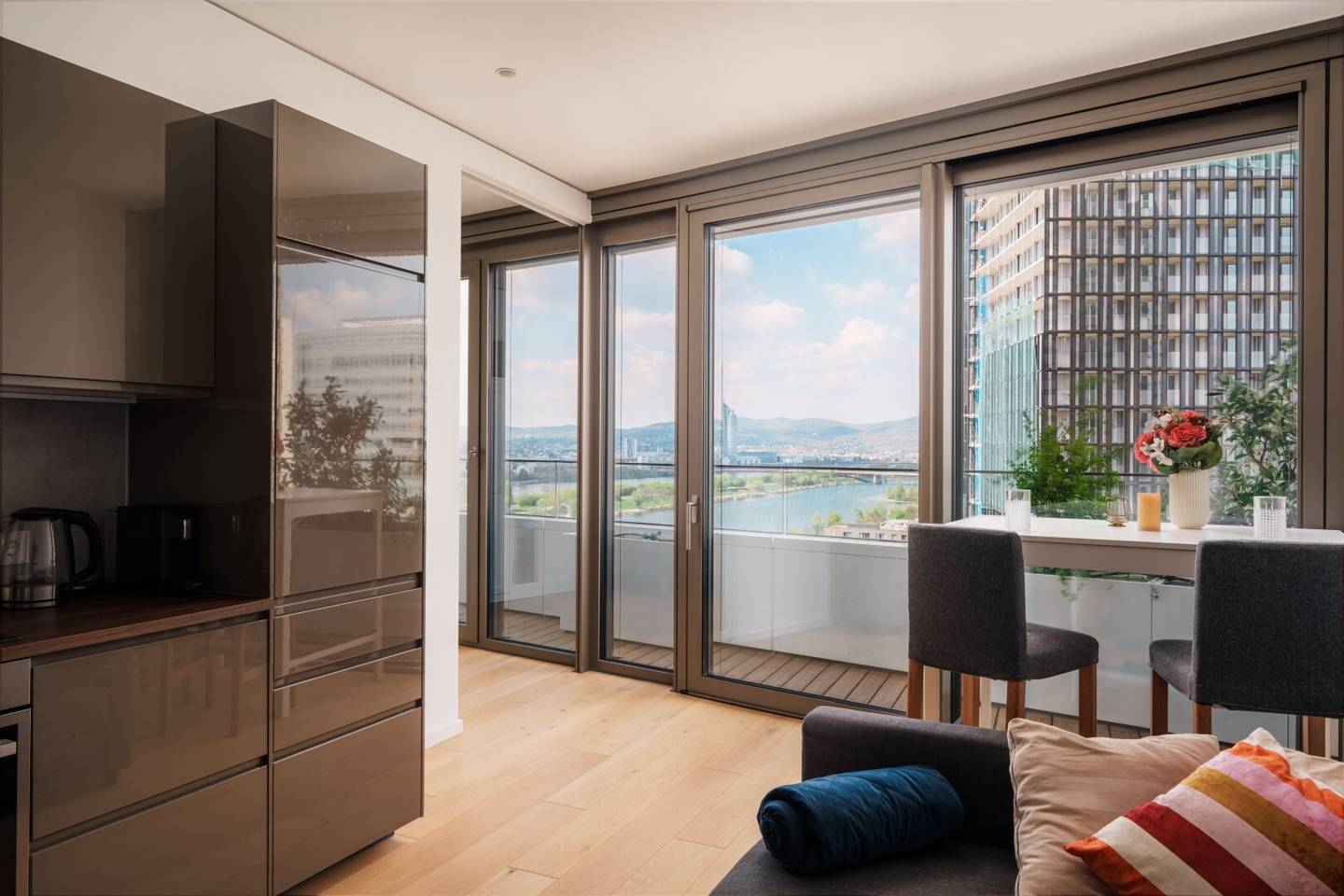 DANUBEFLATS I 15th Floor I 2-room apartment furnished I View Kahlenberg I Pool and SPA