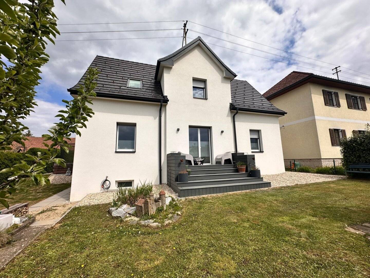 Modernisiertes Wohnhaus mit sonnigem Garten, Photovoltaik & neuer Fassade in begehrter Lage von Söchau ...!