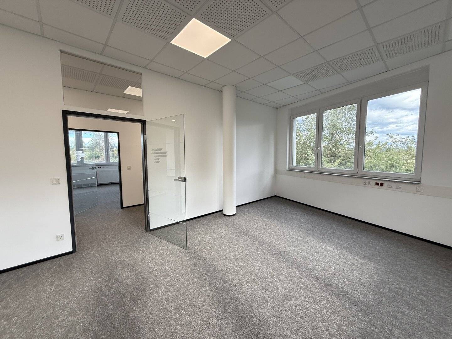 +++ ecobase +++Lichtdurchflutete Bürofläche komplett modernisiert zu vermieten!