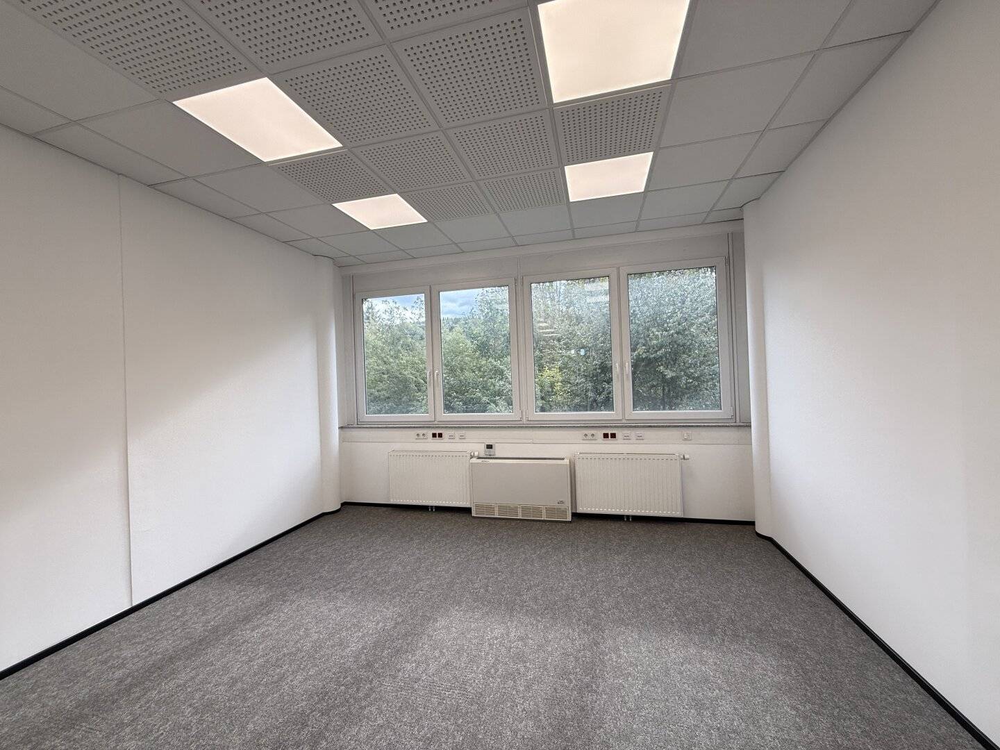 +++ ecobase +++ Modernes Zweiraumbüro ab sofort zu vermieten!