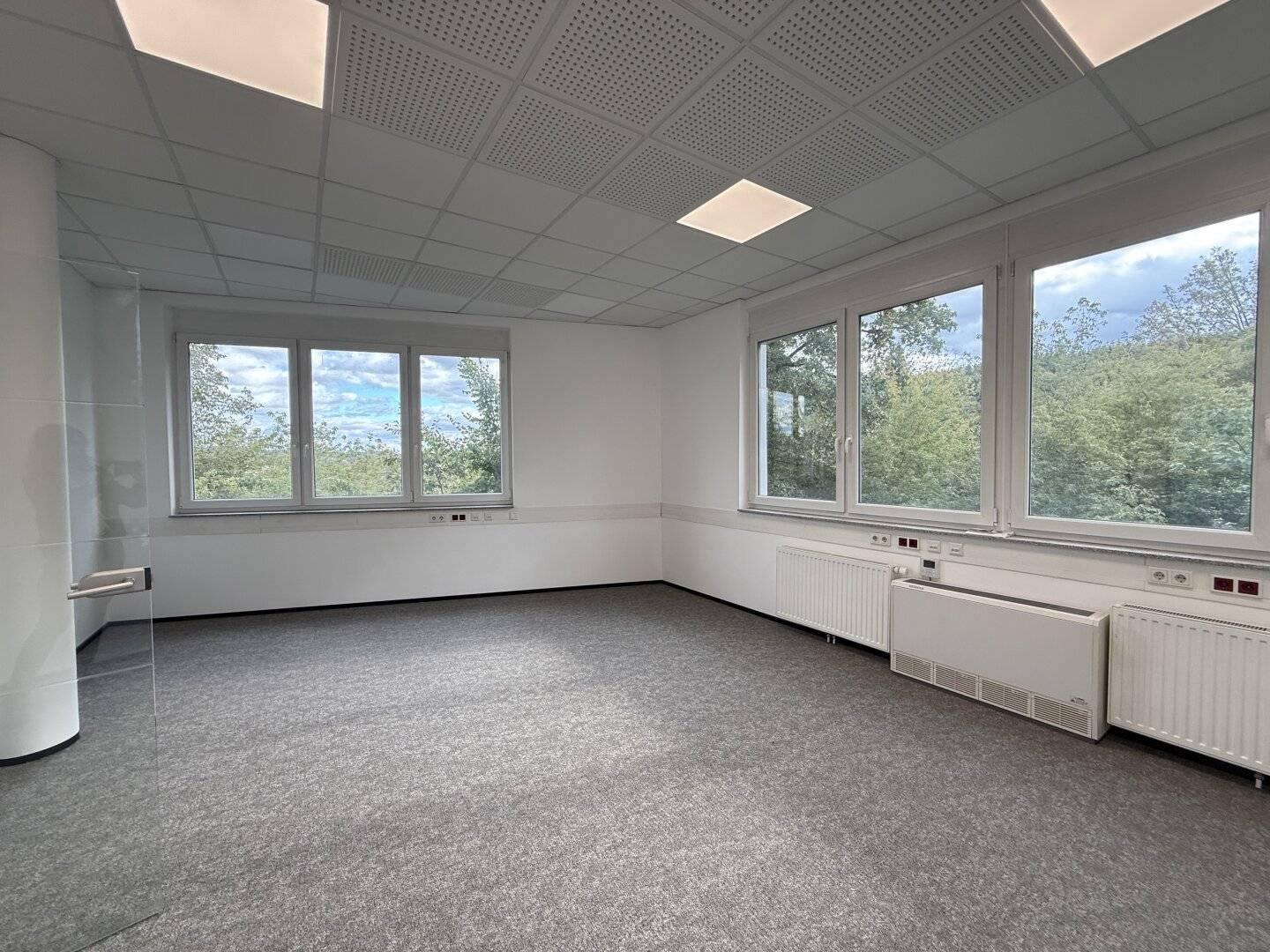 +++ ecobase +++Lichtdurchflutete Bürofläche komplett modernisiert zu vermieten!