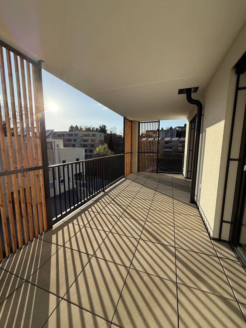 Exklusive 4 Zimmer Wohnung mit großer Balkonfläche - in zentraler Lage.