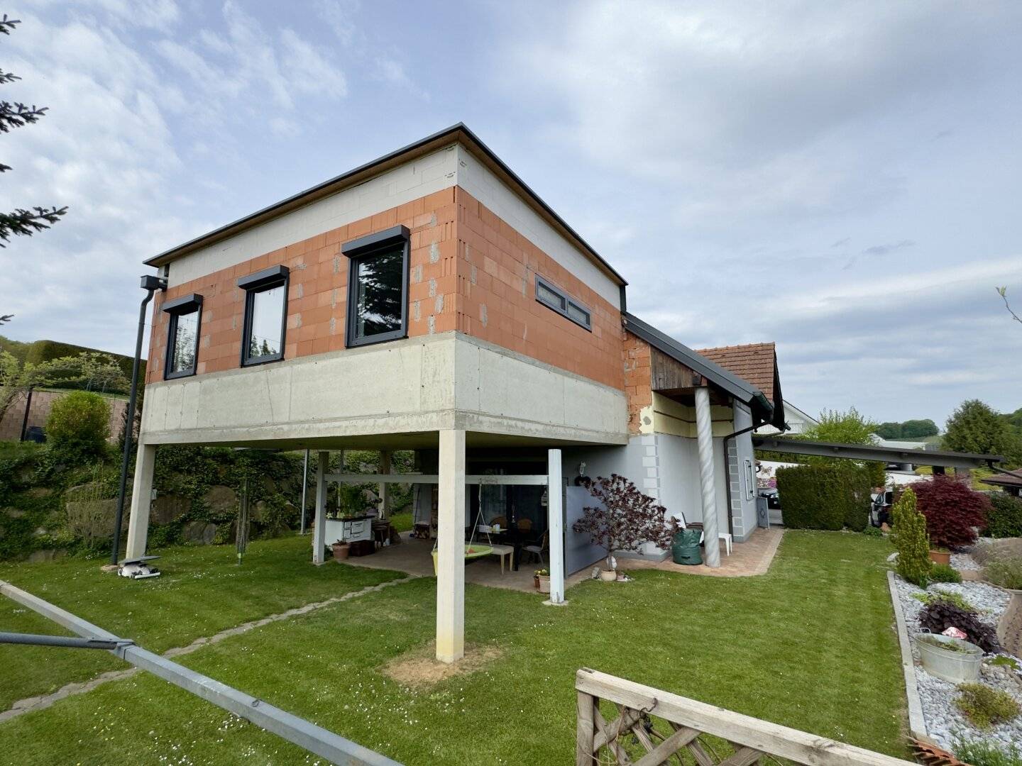 Geräumiges Wohnhaus mit Wohlfühlfaktor ...! Moderner Zubau und herrlicher Garten ...!