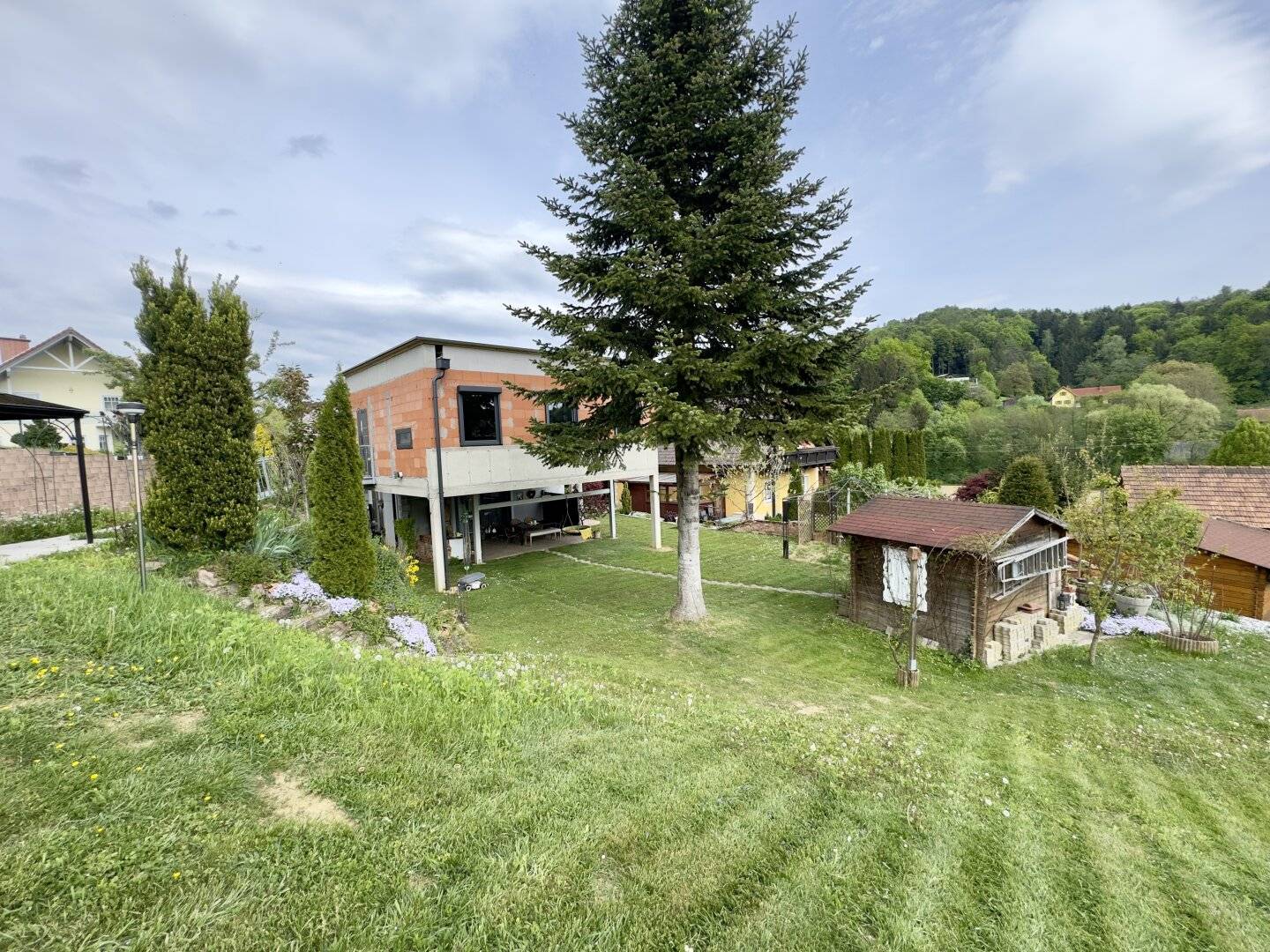Geräumiges Wohnhaus mit Wohlfühlfaktor ...! Moderner Zubau und herrlicher Garten ...!