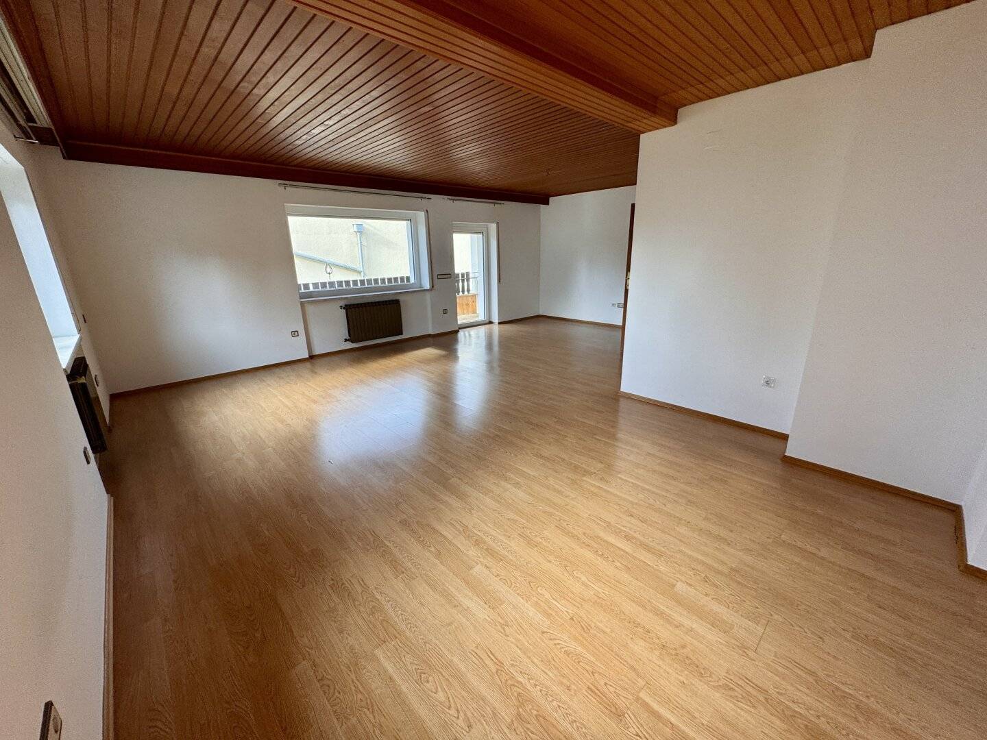 Großzügige Mietwohnung mit Balkon und zusätzlichen Räumen für Ihre Hobbys ...!