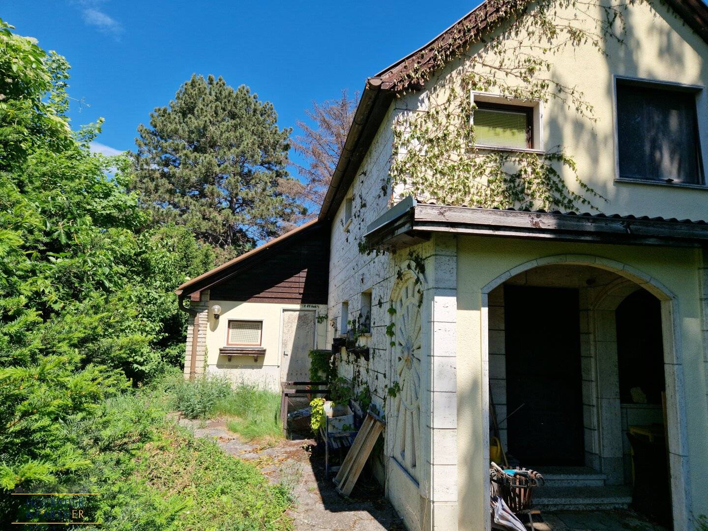 Einfamilienhaus mit Garage und zusätzlichem Nebengebäude auf 568 m² Baugrund in attraktiver Lage nahe Sportplatz Aspern