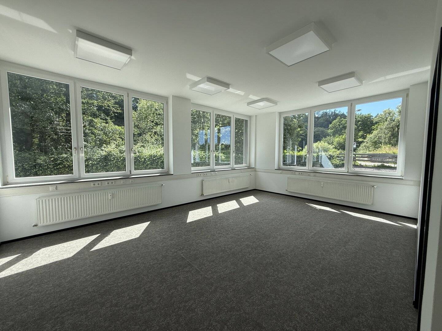 +++ ecobase +++ Lichtdurchflutete EG Bürofläche mit ca. 163 m² zu vermieten!