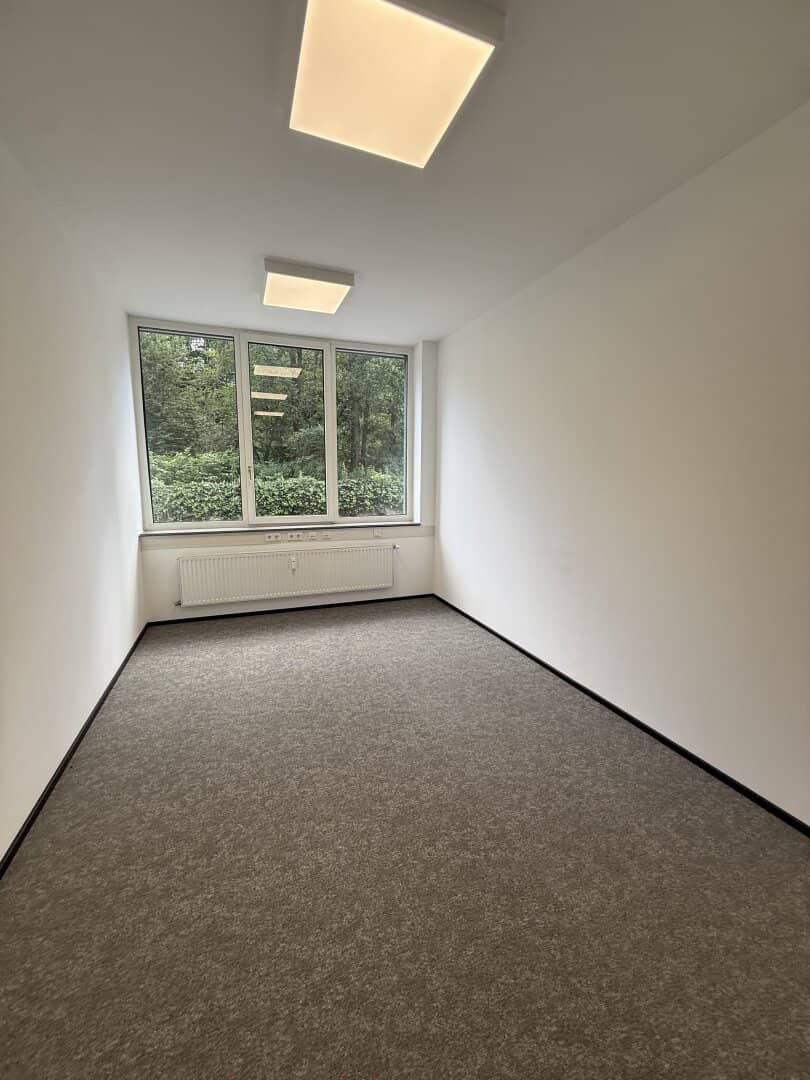 +++ ecobase +++ Lichtdurchflutete EG Bürofläche mit ca. 163 m² zu vermieten!
