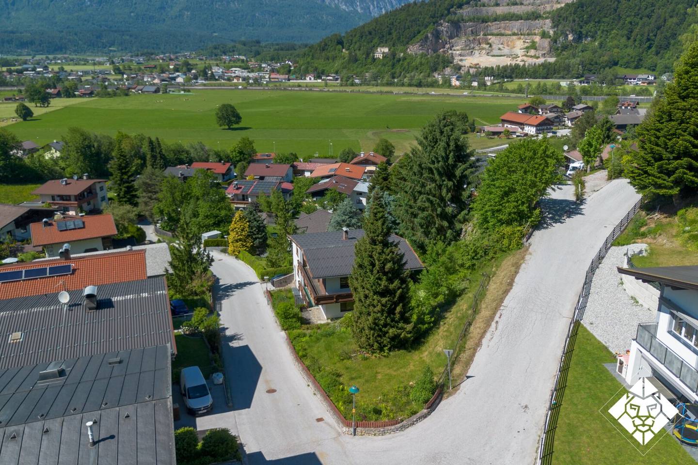 Attraktives Zweifamilienhaus mit Potenzial in begehrter Lage zu kaufen