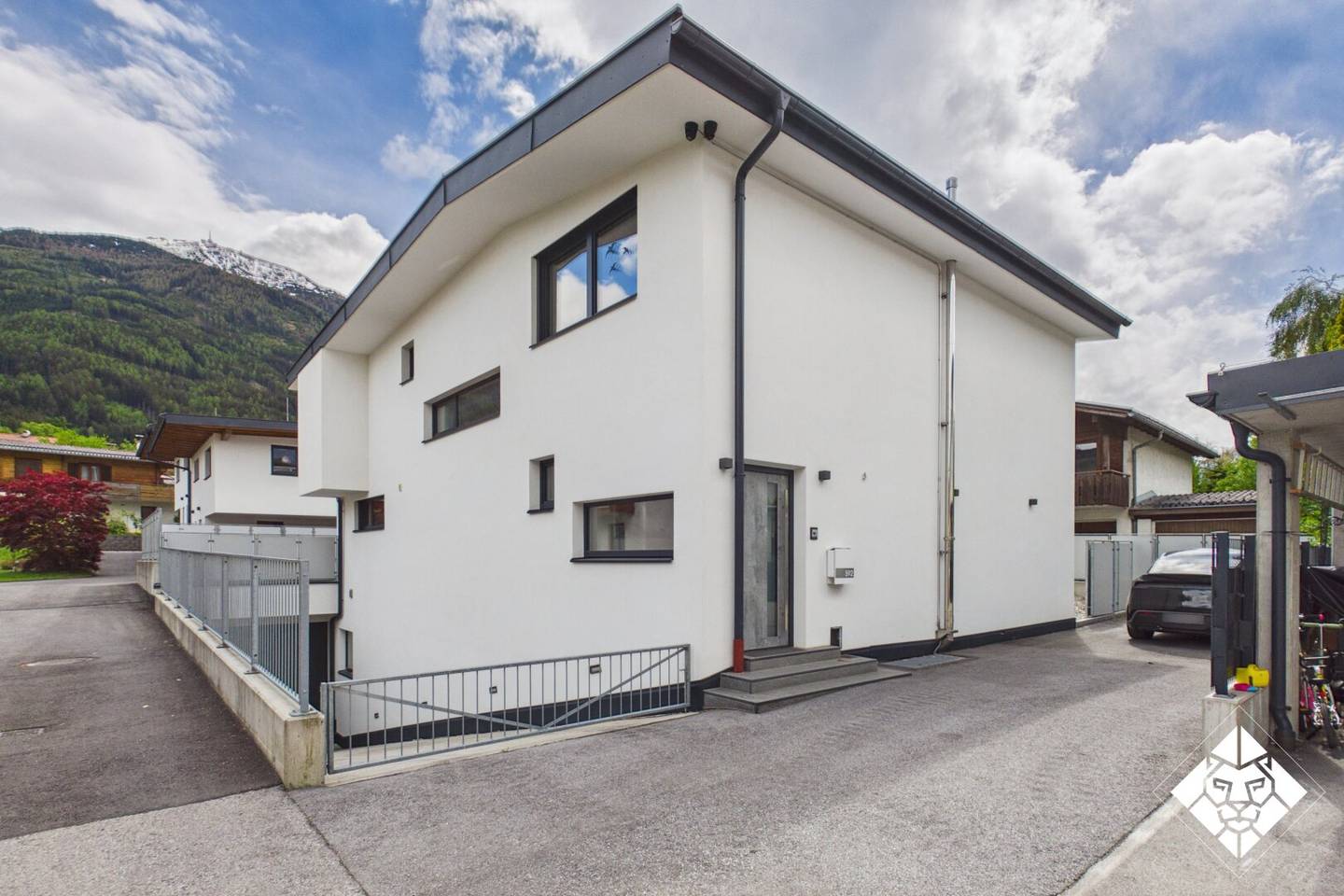 Außergewöhnliches Architektenhaus mit showroomartiger Tiefgarage und repräsentativem Bürobereich in Sistrans