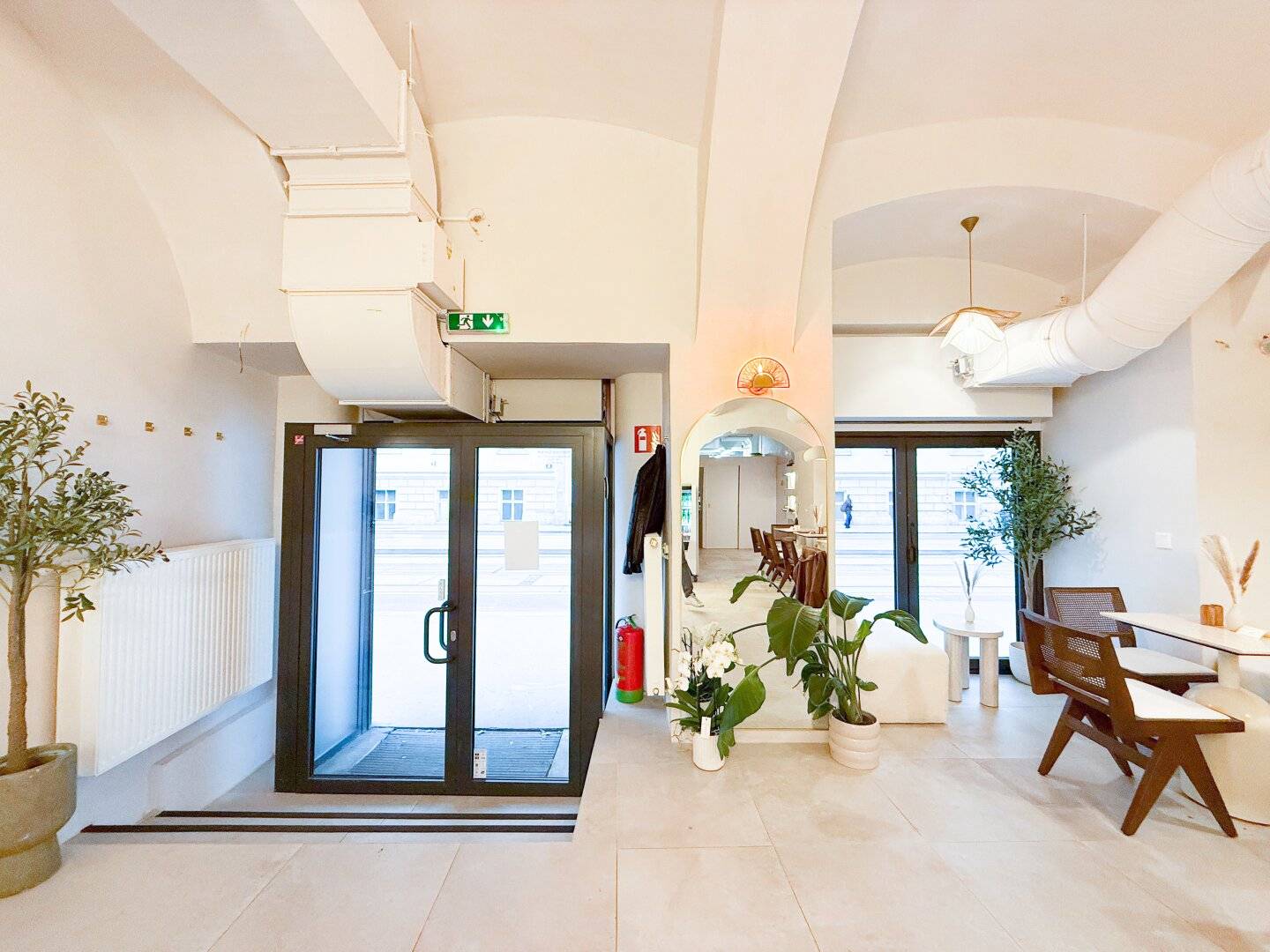 Tenanted commercial space in top location | 5.01% return | Near Schottentor